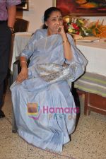 Asha Bhosle at Madhuri Badhuri art exhibition in Kalaghoda on 8th June 2011 (11).JPG