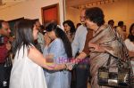 Asha Bhosle at Madhuri Badhuri art exhibition in Kalaghoda on 8th June 2011 (27).JPG