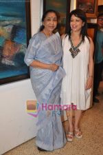 Asha Bhosle at Madhuri Badhuri art exhibition in Kalaghoda on 8th June 2011 (44).JPG