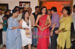 Asha Bhosle at Madhuri Badhuri art exhibition in Kalaghoda on 8th June 2011 (63).JPG
