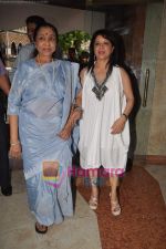 Asha Bhosle at Madhuri Badhuri art exhibition in Kalaghoda on 8th June 2011 (74).JPG