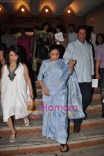 Asha Bhosle at Madhuri Badhuri art exhibition in Kalaghoda on 8th June 2011.JPG