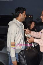 Abhishek Bachchan, Aishwarya Rai Bachchan snapped at Airport on 10th June 2011 (3).JPG