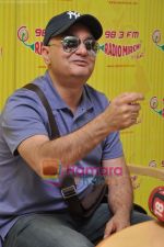 Vinay Pathak promotes Bheja Fry 2 on 98.3 FM Radio Mirchi on 12th June 2011 (3).JPG