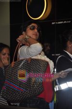 Shilpa Shetty snapped as they leave for London on 13th June 2011 (6).JPG