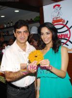 Mallika Sherawat, Indra Kumar promotes Double Dhamaal in Juhu, Mumbai on 14th June 2011 (2).JPG