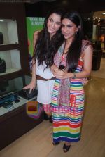 Zoa Morani, Giselle Monteiro at Gitanjali D_damas new collection launch in Atria Mall on 15th June 2011 (4).JPG