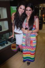 Zoa Morani, Giselle Monteiro at Gitanjali D_damas new collection launch in Atria Mall on 15th June 2011 (6).JPG