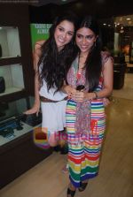 Zoa Morani, Giselle Monteiro at Gitanjali D_damas new collection launch in Atria Mall on 15th June 2011 (7).JPG
