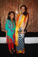 Nethra Raghuraman at Nisha Jamwal_s art event for artist Punaam Salecha in Kala Ghoda on 16th June 2011 (17).JPG