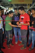 Imran Khan, Kunal Roy Kapoor, Vir Das at Delhi Belly T-shirts launch at Garment Fair in Goregaon on 20th June 2011 (20).JPG