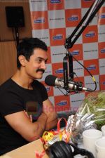 Aamir Khan visits Radio City in Bandra, Mumbai on 23rd June 2011 (8).JPG