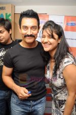 Aamir Khan visits Radio City in Bandra, Mumbai on 23rd June 2011 (23).JPG