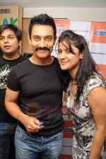 Aamir Khan visits Radio City in Bandra, Mumbai on 23rd June 2011 (24).JPG