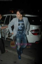 Vivek Oberoi leaves for IIFA with family in Mumbai Airport on 23rd June 2011 (4).JPG