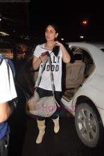 Kareena Kapoor snapped at International airport on 26th June 2011 (2).JPG