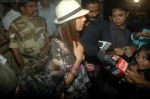 Bipasha Basu return from Toronto in Mumbai Airport on 27th June 2011 (77).JPG