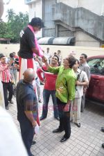 Amitabh Bachchan meets fans at PVR in Juhu, Mumbai on 1st July 2011 (5).JPG