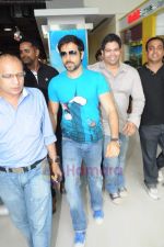 Emraan Hashmi at Reliance store in Vashi on 1st July 2011 (20).JPG