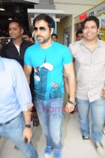 Emraan Hashmi at Reliance store in Vashi on 1st July 2011 (21).JPG