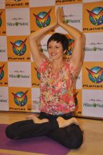 Yana Gupta with Shelly Khera of SLIM SUTRA launches Meditation and Slimming DVD in Planet M on 2nd July 2011  (43).JPG