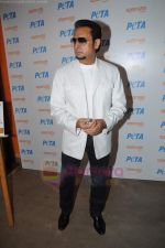 Gulshan Grover grace the PETA event to support Stray dogs in Zenzi on 5th July 2011 (36).JPG