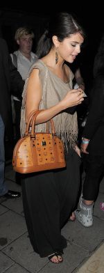 Selena Gomez - Arriving at her Hotel in London, July 5, 2011 (3).jpg