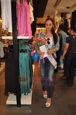 I am She contestants at Vero Moda store on 11th July 2011 (14).JPG