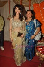 Madhuri Dixit at Dr Abhishek and Dr Shefali_s wedding reception in Khar on 10th July 2011 (161).JPG