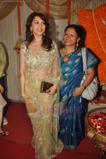 Madhuri Dixit at Dr Abhishek and Dr Shefali_s wedding reception in Khar on 10th July 2011 (164).JPG