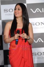 Kareena Kapoor launches new range of Sony Vaio laptops in Hyatt Regency on 12th July 2011 (44).JPG