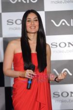 Kareena Kapoor launches new range of Sony Vaio laptops in Hyatt Regency on 12th July 2011 (46).JPG