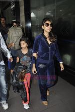 Gauri Khan, Shahrukh Khan & family return from london in Mumbai Airport  on 14th July 2011 (3).JPG