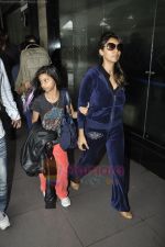Gauri Khan, Shahrukh Khan & family return from london in Mumbai Airport  on 14th July 2011 (4).JPG