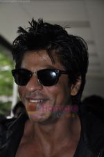 Shahrukh Khan & family return from london in Mumbai Airport  on 14th July 2011 (26).JPG