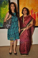 Bhagyashree at Jayashree Salecha and Tanumansa Bagrodia art exhibition in Jehangir Art Gallery on 19th July 2011 (63).JPG