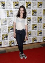 Kristen Stewart poses to promote Breaking Dawn from the Twilight Saga at  the 2011 Comic-Con International Day 1 at the San Diego Convention Center on July 21, 2011 (27).jpg