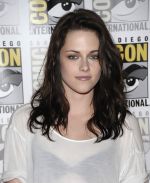Kristen Stewart poses to promote Breaking Dawn from the Twilight Saga at  the 2011 Comic-Con International Day 1 at the San Diego Convention Center on July 21, 2011 (28).jpg