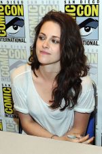 Kristen Stewart poses to promote Breaking Dawn from the Twilight Saga at  the 2011 Comic-Con International Day 1 at the San Diego Convention Center on July 21, 2011 (7).jpg