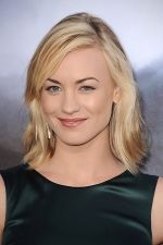 Yvonne Strahovski arrives at the world premiere of the movie Cowboys and Aliens at San Diego Civic Theatre on July 23, 2011 in San Diego, California.jpg