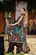 Model walk the ramp for Shantanu Nikhil Show at Synergy 1 Delhi Couture Week 2011 in Taj Palace, Delhi on 24th July 2011 (44).JPG
