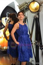 Soha Ali Khan at Manav Gangwani store launch at DLF Emporio in Delhi on 24th July 2011 (118).JPG
