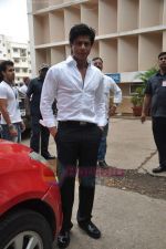 Shahrukh Khan snapped at Mehboob in Bndra, Mumbai on 28th July 2011 (26).JPG