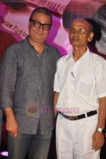Vinay Pathak at Anant Mahadevan_s Mee Sindhutai Sapkal success bash in Worli, Mumbai on 29th July 2011 (106).JPG