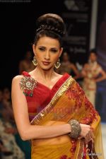 I AM She 2011 winner walks the ramp for Golecha Jewels at IIJW 2011 in Grand Hyatt, Mumbai on 1st Aug 2011 (36).JPG