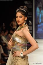 I AM She 2011 winner walks the ramp for Golecha Jewels at IIJW 2011 in Grand Hyatt, Mumbai on 1st Aug 2011 (57).JPG