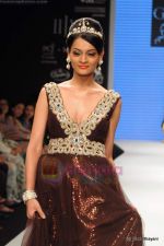 I AM She 2011 winner walks the ramp for Golecha Jewels at IIJW 2011 in Grand Hyatt, Mumbai on 1st Aug 2011 (8).JPG