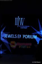 Model walks the ramp for Jewels Emporium show at IIJW 2011 Day 3 in Grand Hyatt on 2nd Aug 2011 (2).JPG