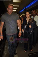 Sanjay Dutt snapped with Manyata & Kids in Airport, Mumbai on 3rd Aug 2011 (7).JPG