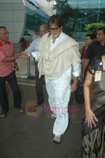 Amitabh Bachchan snapped with designer bag on 6th Aug 2011 (10).JPG